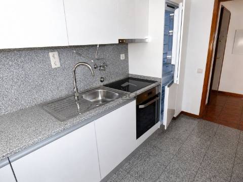 T2 Rua da Bélgica totalmente renovado, com 2 frentes, lugar de garagem