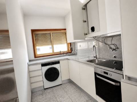 T2 Rua da Bélgica totalmente renovado, com 2 frentes, lugar de garagem