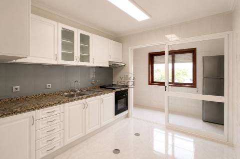 Apartamento T2+1 com Garagem Individual | Como Novo | Laborim de Baixo  Mafamude