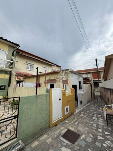 Prédio com 5 casas em Canidelo V.N. de Gaia.