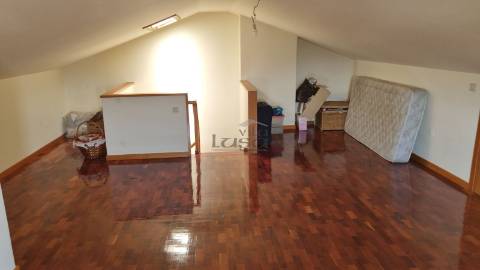 Moradia T3 + escritório, em Campo, Valongo, (ao cruzamento do Pe Américo).