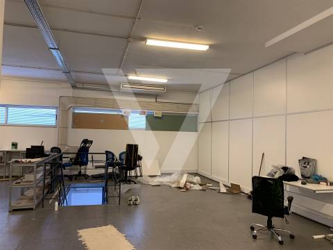 Armazém à Venda em Ermesinde - Valongo.