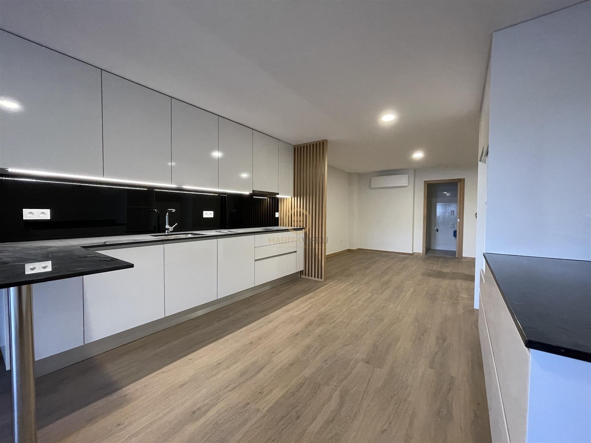 Apartamento T2 + Loja Comercial