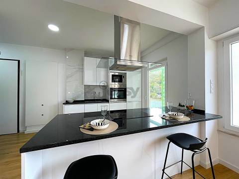 T3 Totalmente Remodelado com Varanda e Suite – Pronto a Habitar