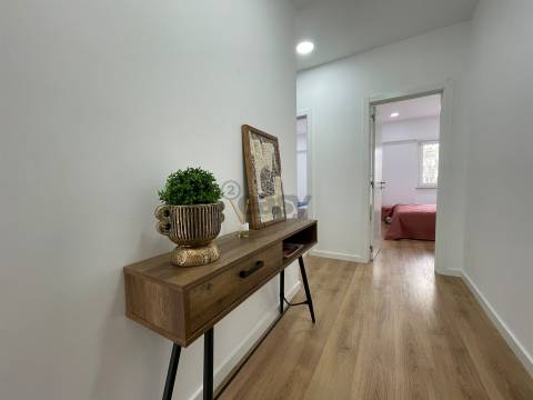 T3 Totalmente Remodelado com Varanda e Suite – Pronto a Habitar