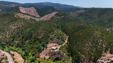 Terreno com construção a 10 min do Autódromo Internacional do Algarve