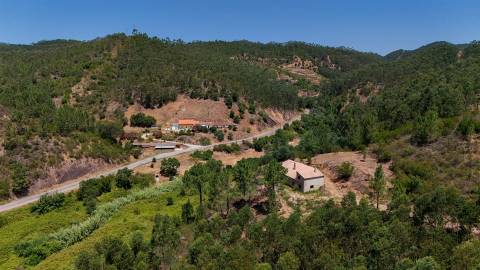 Terreno com construção a 10 min do Autódromo Internacional do Algarve