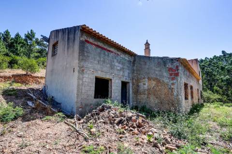 Terreno com construção a 10 min do Autódromo Internacional do Algarve