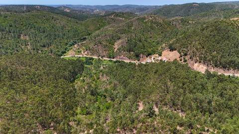 Terreno com construção a 10 min do Autódromo Internacional do Algarve