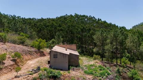Terreno com construção a 10 min do Autódromo Internacional do Algarve