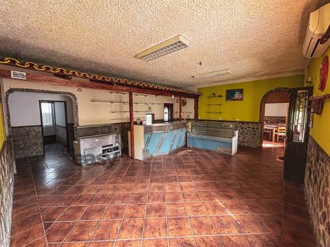 Moradia T3 e Terreno Rústico nas proximidades de Évora