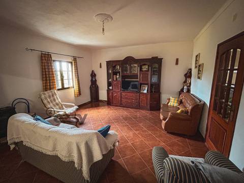Moradia T3 e Terreno Rústico nas proximidades de Évora