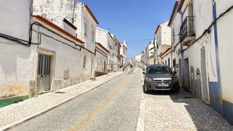 Moradia T2 com Logradouro e Poço no Centro Histórico de Borba| Projeto de Remodelação Incluído