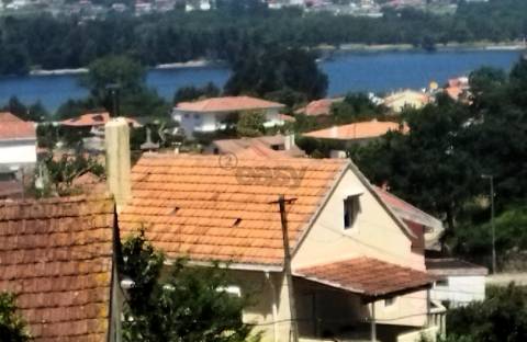 Propriedade com Ruína e Vista Rio para Turismo em Caminha