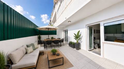 T2 Totalmente remodelado com Terraço Privativo, a 3 Minutos do Metro