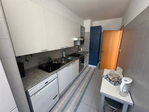 Apartamento T2 Mobiliado e Equipado com parqueamento na Alta de Lisboa