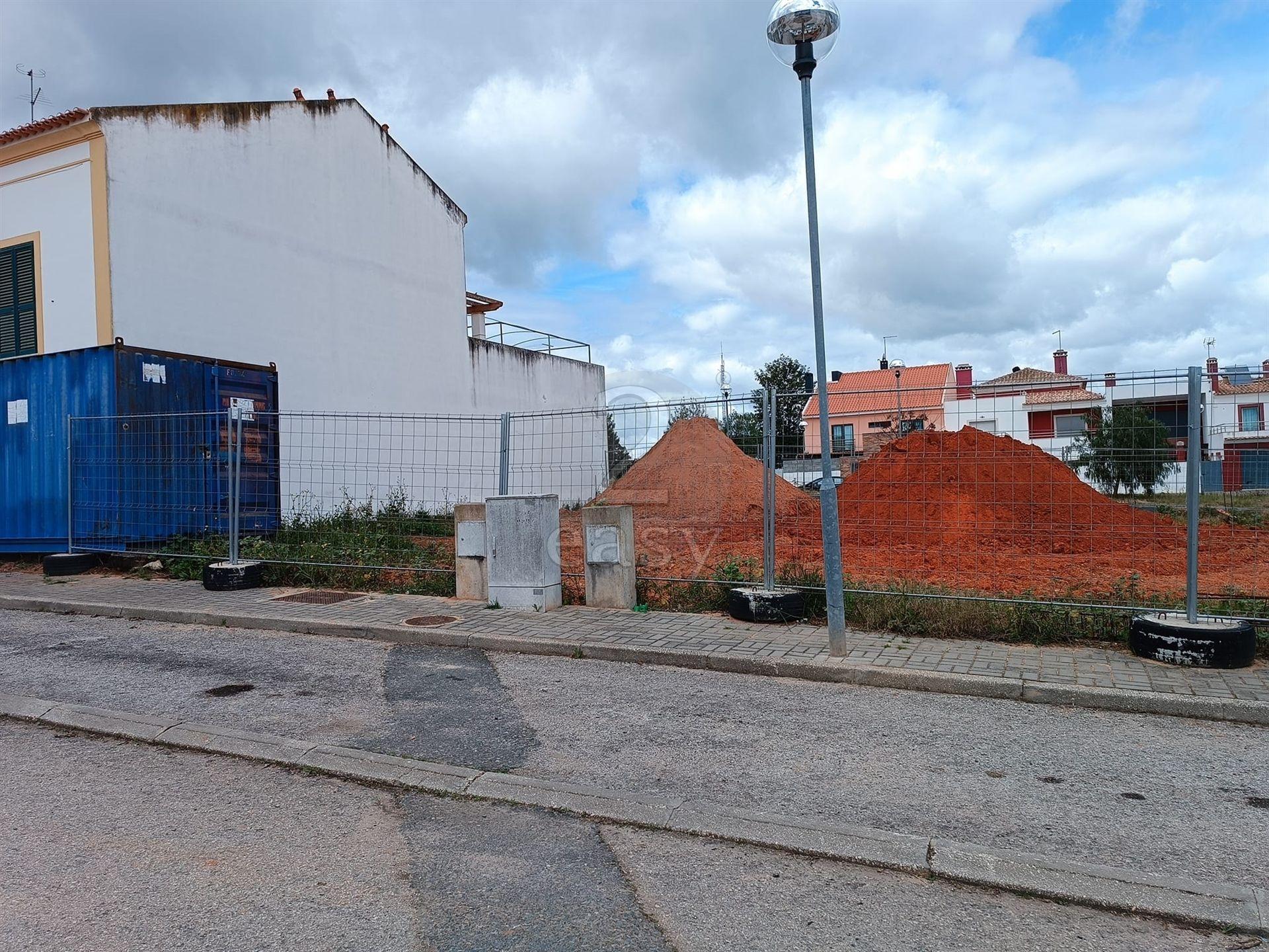 Terreno Urbano com 206.85m2, Alvalade, Santiago do Cacém