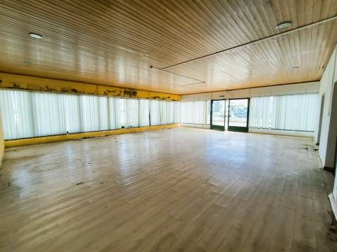 Armazém em lote de 2564m2, Parque das Empresas