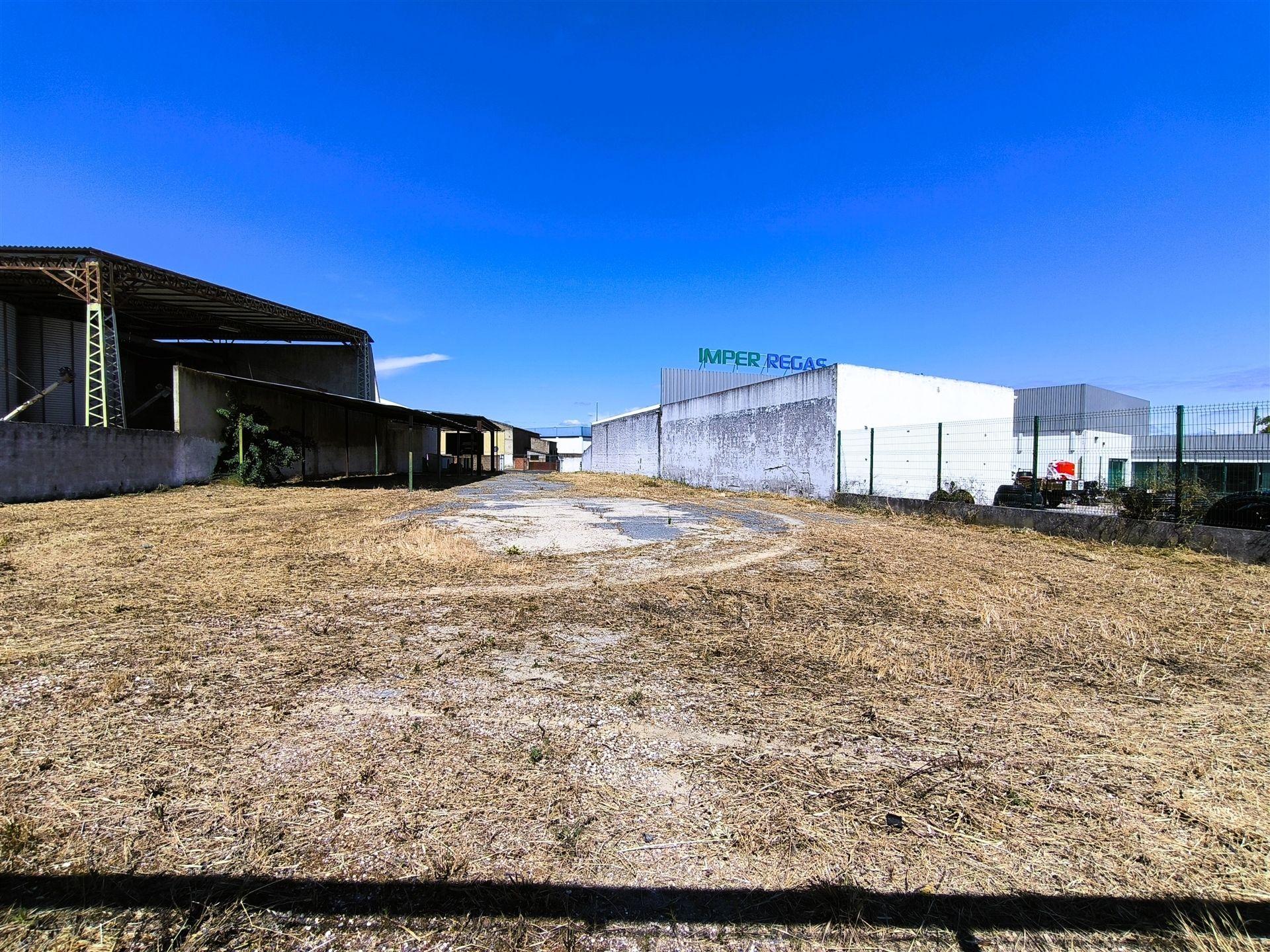 Terreno urbano com 1517 m2, Viabilidade Construção 758m2