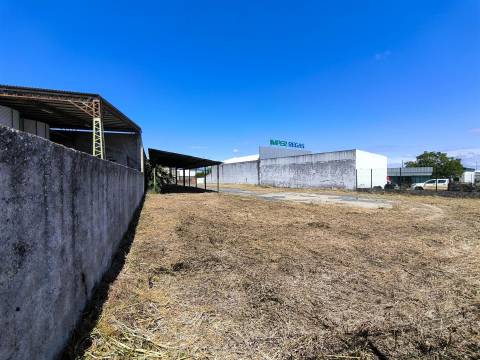Terreno urbano com 1517 m2, Viabilidade Construção 758m2