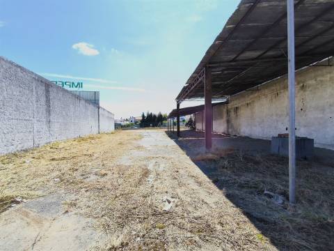 Terreno urbano com 1517 m2, Viabilidade Construção 758m2
