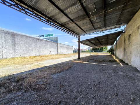 Terreno urbano com 1517 m2, Viabilidade Construção 758m2