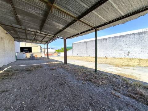 Terreno urbano com 1517 m2, Viabilidade Construção 758m2