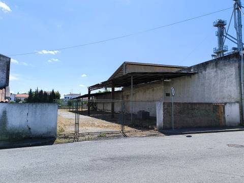 Terreno urbano com 1517 m2, Viabilidade Construção 758m2