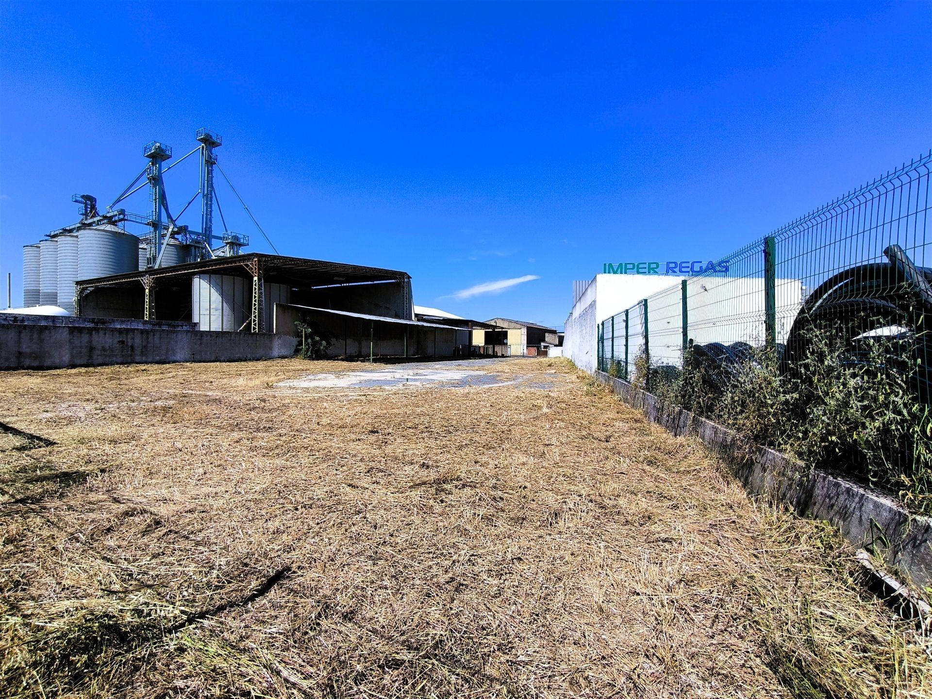 Terreno urbano com 1517 m2, Viabilidade Construção 758m2