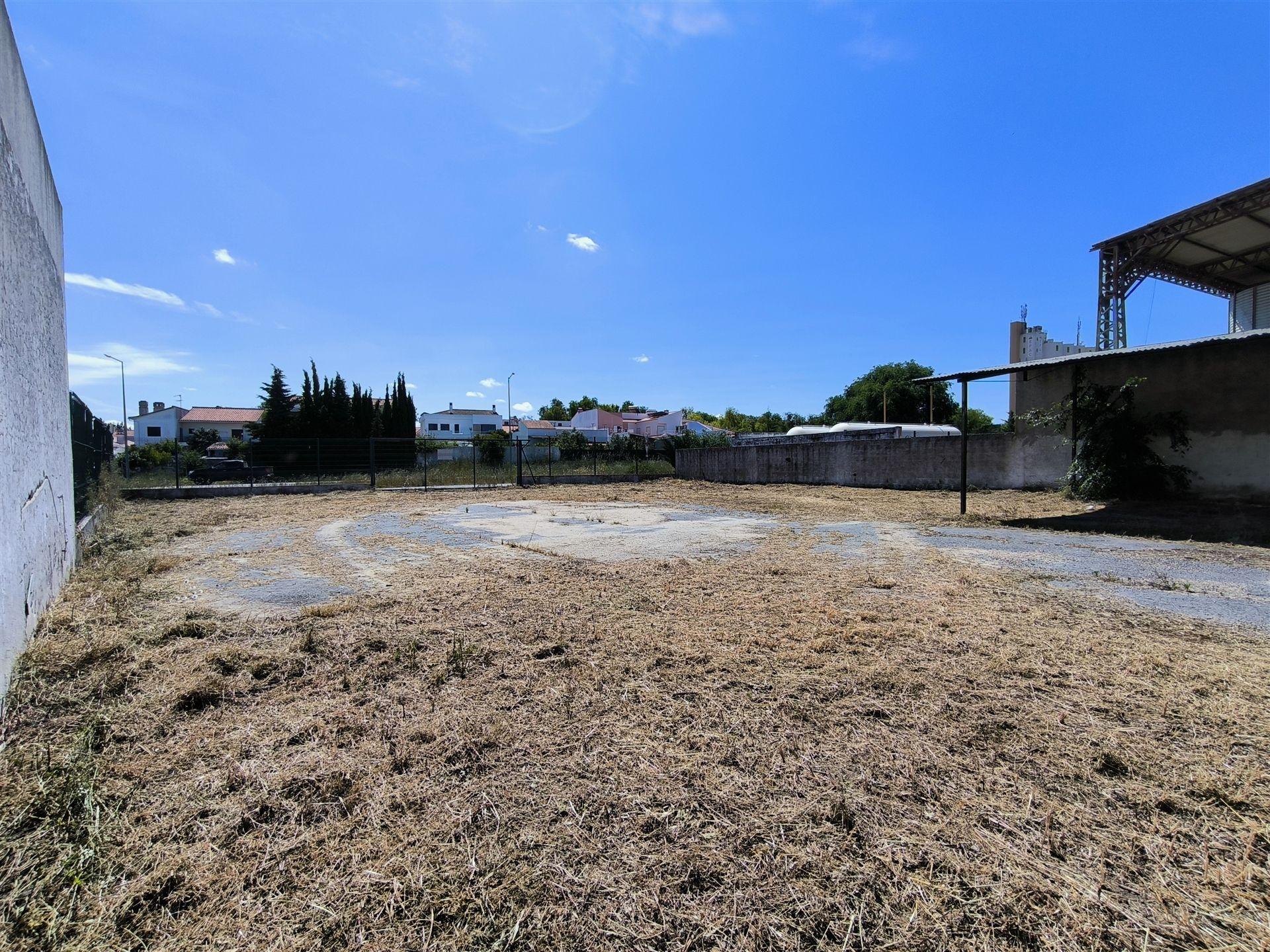 Terreno urbano com 1517 m2, Viabilidade Construção 758m2
