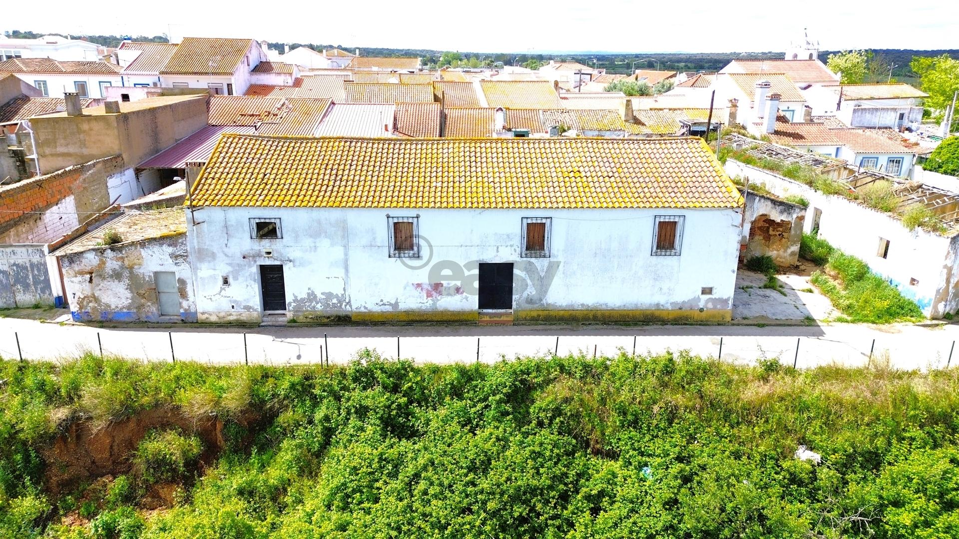 Prédio urbano com 220m2, Alvalade, Santiago do Cacém
