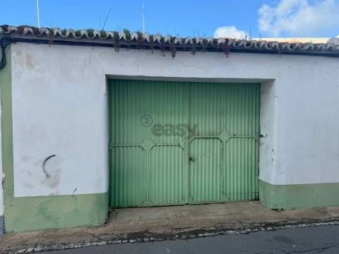 Armazém com Alvará de Indústria e Comércio no centro de Castro Verde