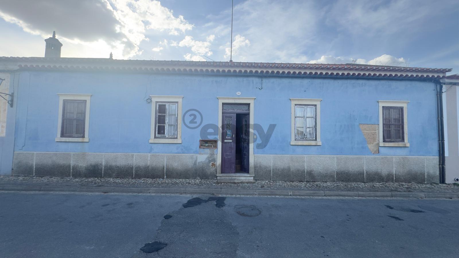 Moradia para remodelar com 8 divisões, 2 anexos e quintal, Castro Verde