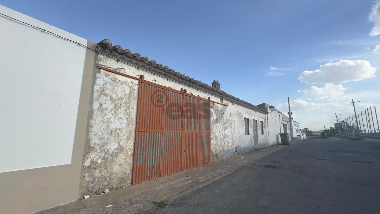 Moradia para remodelar com 8 divisões, 2 anexos e quintal, Castro Verde