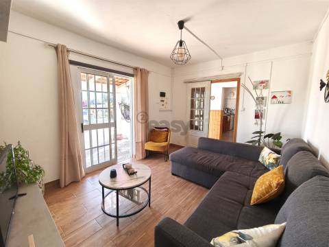 2 Habitações, Anexo e 1200 m² de terreno na Aldeia dos Bicos