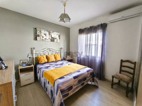 2 Habitações, Anexo e 1200 m² de terreno na Aldeia dos Bicos