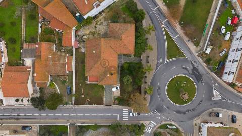 Moradia Senhorial com 16 divisões com Arrumos e Jardim, centro