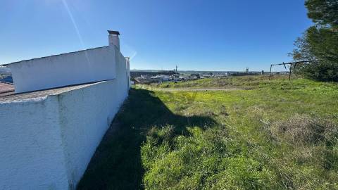Terreno Urbano com 450m2 na Aldeia do Corvo, Castro Verde