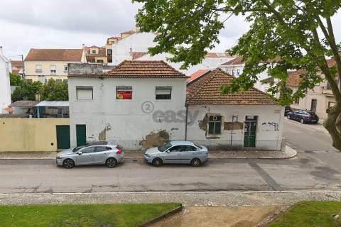 Moradia T3, 2 pisos para remodelar numa das zonas mais bonitas, Almeirim