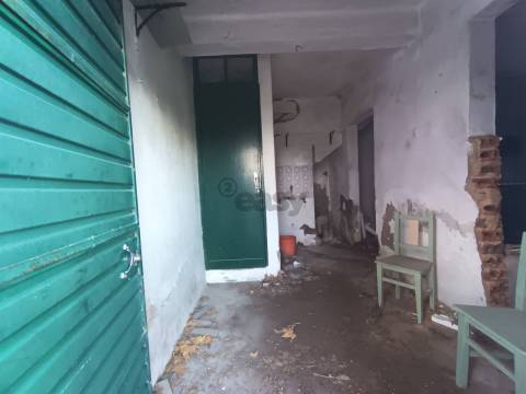 Moradia T3, 2 pisos para remodelar numa das zonas mais bonitas, Almeirim