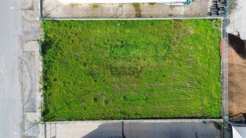 Terreno urbano com 1115 m2 situado no Parque de Empresas em Ferreira do Alentejo
