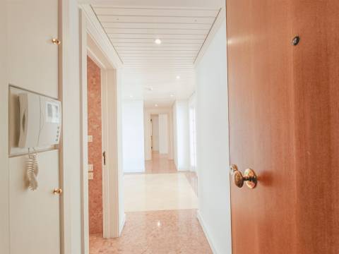 Apartamento Exclusivo T3 + 2 no Prestigiado Pátio Bagatela – Amoreiras, Lisboa