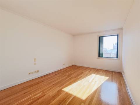 Apartamento Exclusivo T3 + 2 no Prestigiado Pátio Bagatela – Amoreiras, Lisboa
