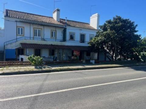 Andar de Moradia T2 com lugar de garagem e quintal em partes comuns de Prédio com 4/ frações, Maia