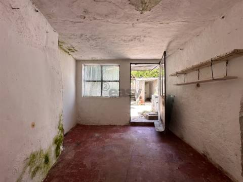 Moradia T2 com Logradouro e Poço no Centro Histórico de Borba| Projeto de Remodelação Incluído