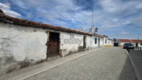 Moradia Térrea com 6 divisões e Quintal para remodelar