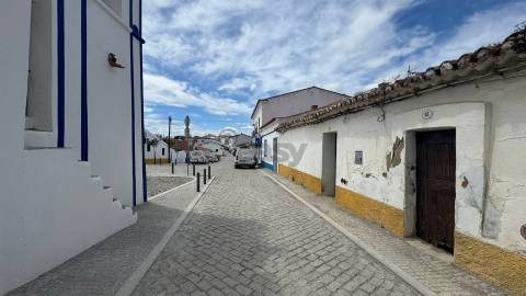 Moradia Térrea com 6 divisões e Quintal para remodelar