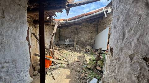 Moradia Térrea com 6 divisões e Quintal para remodelar