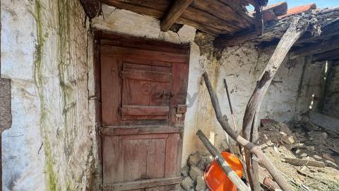 Moradia Térrea com 6 divisões e Quintal para remodelar