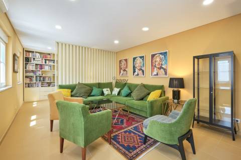 Elegância Contemporânea: Moradia T5 com Piscina e Garagem em Alvalade Sado